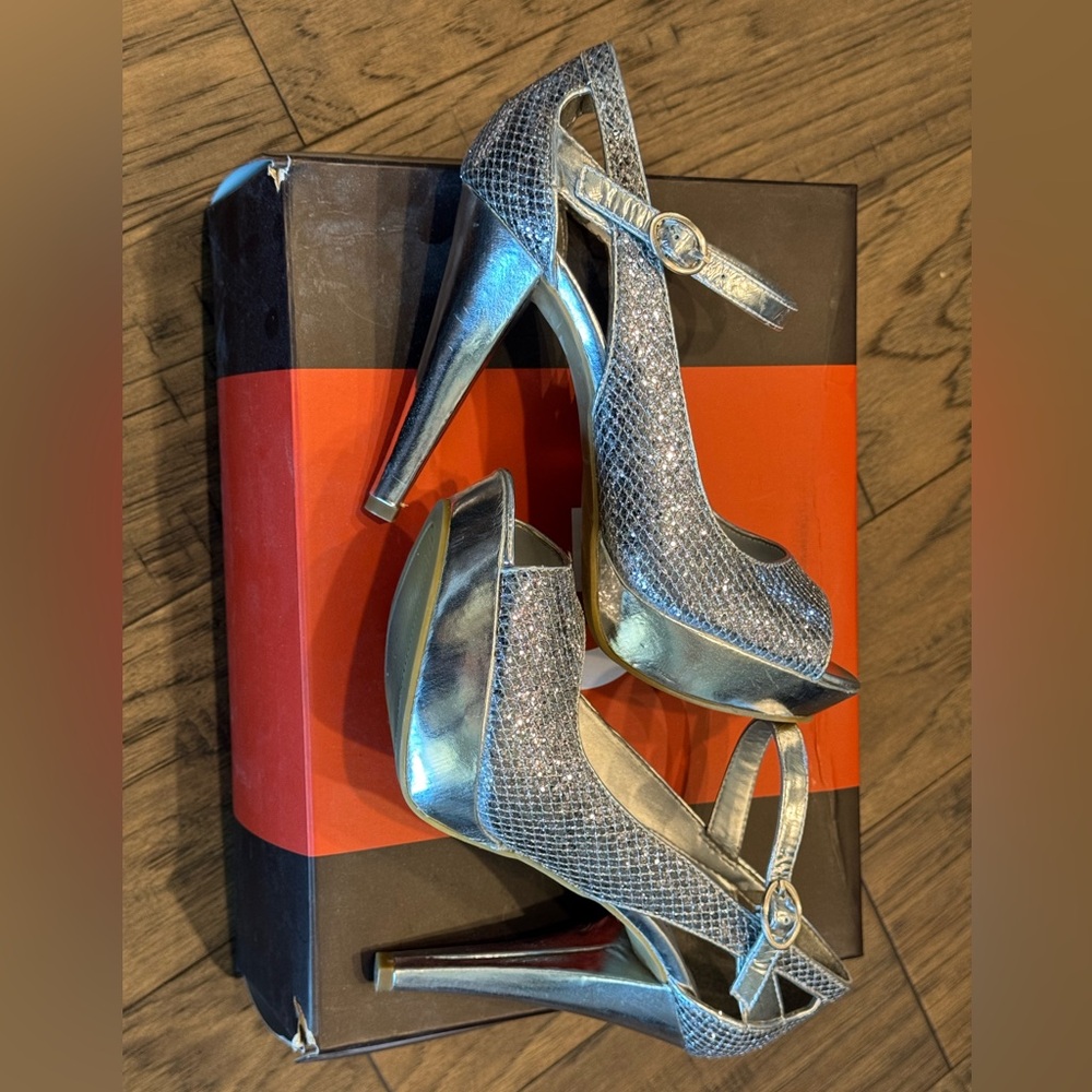 Guess Heels - Picture 4 of 8